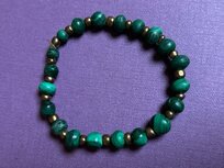 Armband van malachiet en koperen tussenkralen