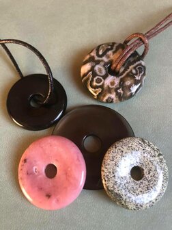 Donut hanger van aardend onyx