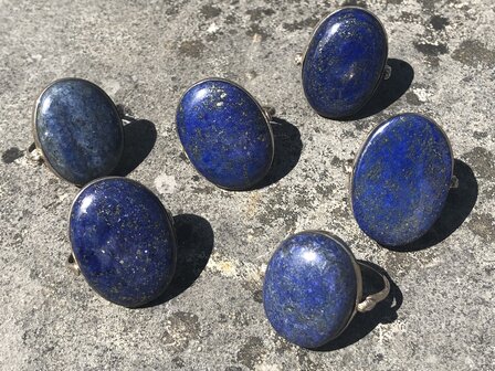 Grote ring met ovalen lapis lazuli, in fijne zilveren zetting, maat 20