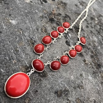 Zilveren ketting met rood koraal 