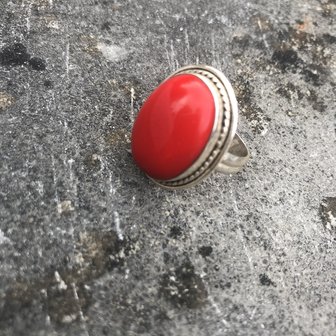 Zilveren ovalen ring van rood koraal, maat 17