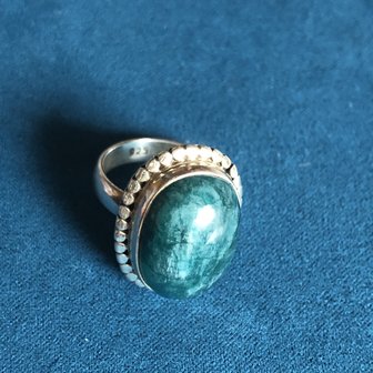 Bijzonder: zilveren ring van petrolblauwe regenboogmaansteen, maat 16,25