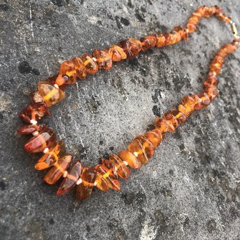 Ketting van geel - oranje barnsteen / amber, geknoopt