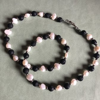 Ketting van zwarte lavasteen met pareltjes