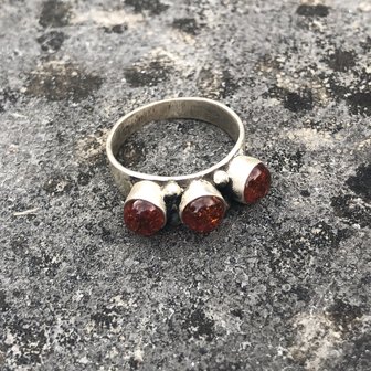 Ring van drie kleine stenen geel - oranje barnsteen / amber, maat 17