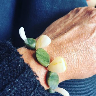 Armband in bijzondere vorm, van gele en groene jaspis 