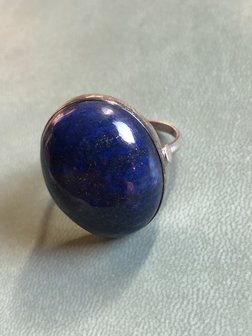 Bolle ring met ovalen lapis lazuli, in fijne zilveren zetting, maat 20