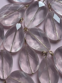 Mooie grote hanger van gefacetteerd rozenkwarts in druppelvorm