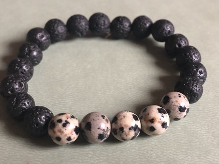 Armband van zwarte lavasteen met dalmati&euml;r jaspis