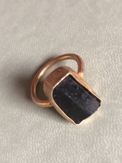 Vergulde ring met zwart toermalijn, maat 16,5