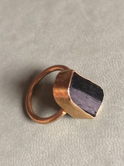 Vergulde ring met zwart toermalijn, maat 16,5