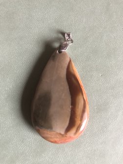 Druppelvormige hanger van polychroom jaspis