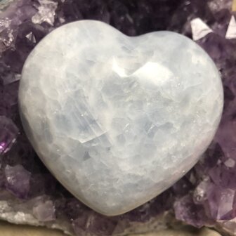 Groot hartvormig hart van lichtblauw calciet