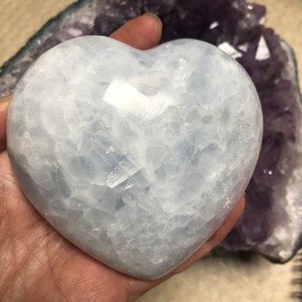 Groot hartvormig hart van lichtblauw calciet