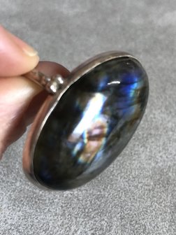 Beschermende ovalen ring van labradoriet, in zilveren zetting, maat 20
