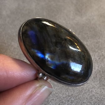 Beschermende ovalen ring van labradoriet, in zilveren zetting, maat 20
