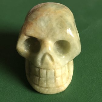 Kleine schedel / skull van aquamarijn