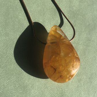 Druppelvormige hanger van golden healer aan goudkleurige ketting