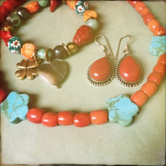 Ketting van rood koraal en turkooiseblauw howliet
