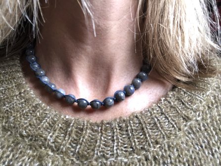 Ketting van ronde labradoriet kralen en donkerblauw macram&eacute;
