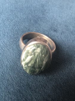 Prachtige ovalen, zilveren ring van seraphiniet / serafiniet, maat 17