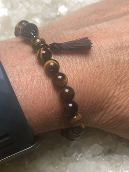 Armband met tijgeroog, op elastiek geregen met kwastje