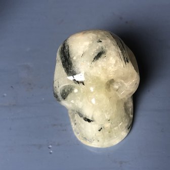 Kleine schedel / skull van prehniet