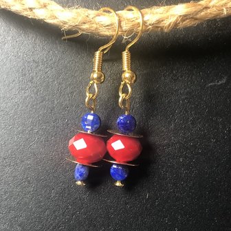 Goudkleurige oorhangers van koraal en lapis lazuli