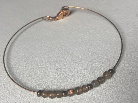 Fijne armband met kleine ronde labradoriet kralen op goudkleurig memorywire