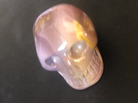 Kleine skull van prachtig paarsbruin en okergeel mookaiet