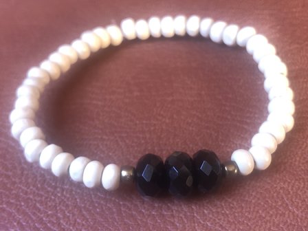 Armband van 3 gefaceteerde onyx kralen en houten kralen