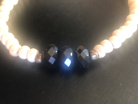 Armband van 3 gefaceteerde onyx kralen en houten kralen