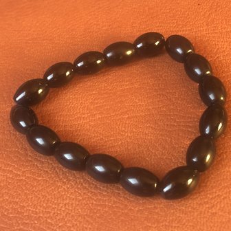 Armband van tonnetjesvormige onyx kralen