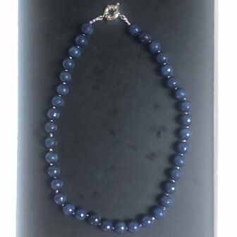 Mooie ketting met ronde gefaceteerde lapis lazuli kralen 