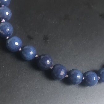 Mooie ketting met ronde gefaceteerde lapis lazuli kralen 