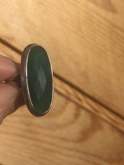 Mooie ovalen zilveren ring van gefaceteerd groen agaat, maat 16