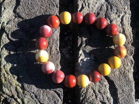 Armband van grote ronde mookaiet op elastiek