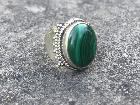 Prachtige zilveren ring met ovalen malachiet, maat 17