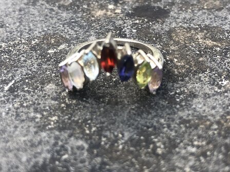 Stevige 925 ring met vele soorten edelsteen: robijn, saffier, maansteen, peridoot, amethist en topaas, maat 17