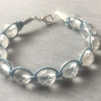 Armband van heldere gefaceteerde bergkristallen met macram&eacute;