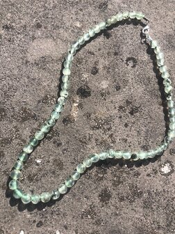 Ketting van ronde prehniet kralen 