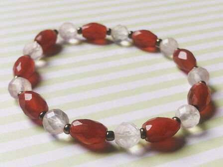 Armband met  rozenkwarts en carneool op elastiek geregen