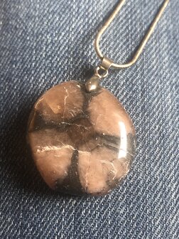 Hanger van chiastoliet aan ketting