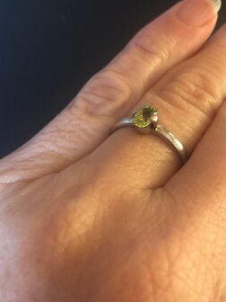Fijne zilveren ring met kleine peridoot / olivijn, maat 17