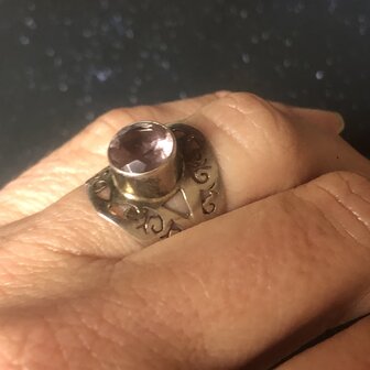 Fijne zilveren ring van helder amethist, maat 16,5