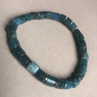 Armband van mooi petrolkleurig apatiet, wat de geest in balans brengt.