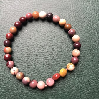 Armband van kleine ronde mookaiet op elastiek