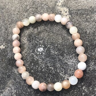 Fijne armband van meerkleurige maansteen