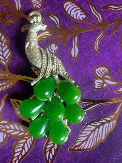 Pauw hanger met groene jade 