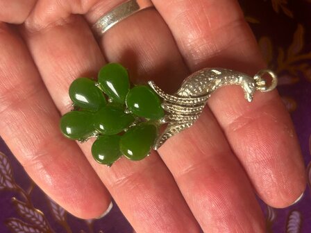 Pauw hanger met groene jade 